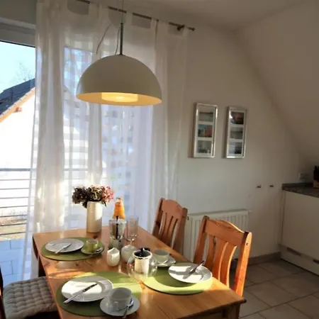 44 Og - Gemuetliche Ferienwohnung Mit Balkon Direkt An Der Mueritz In Feriehus